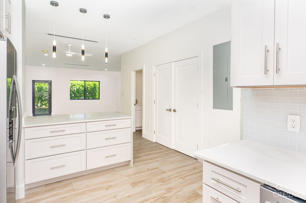Lavania Court - Gated - Large 2 Bed 2 Bath Townhomes - Image 2