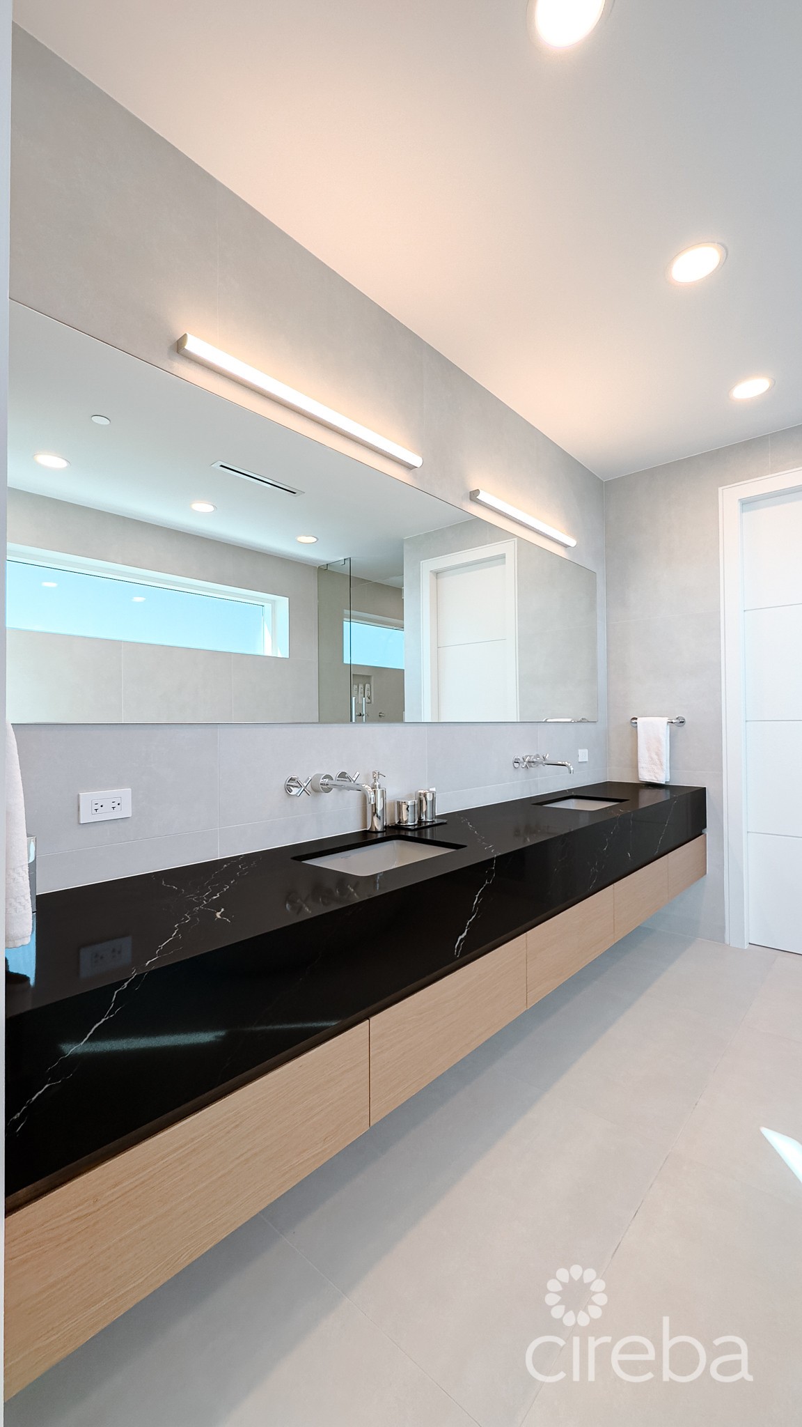 Aqua Residence 7 - Luxury Seven Mile Beach Condo (fully Furnished) - Image 17