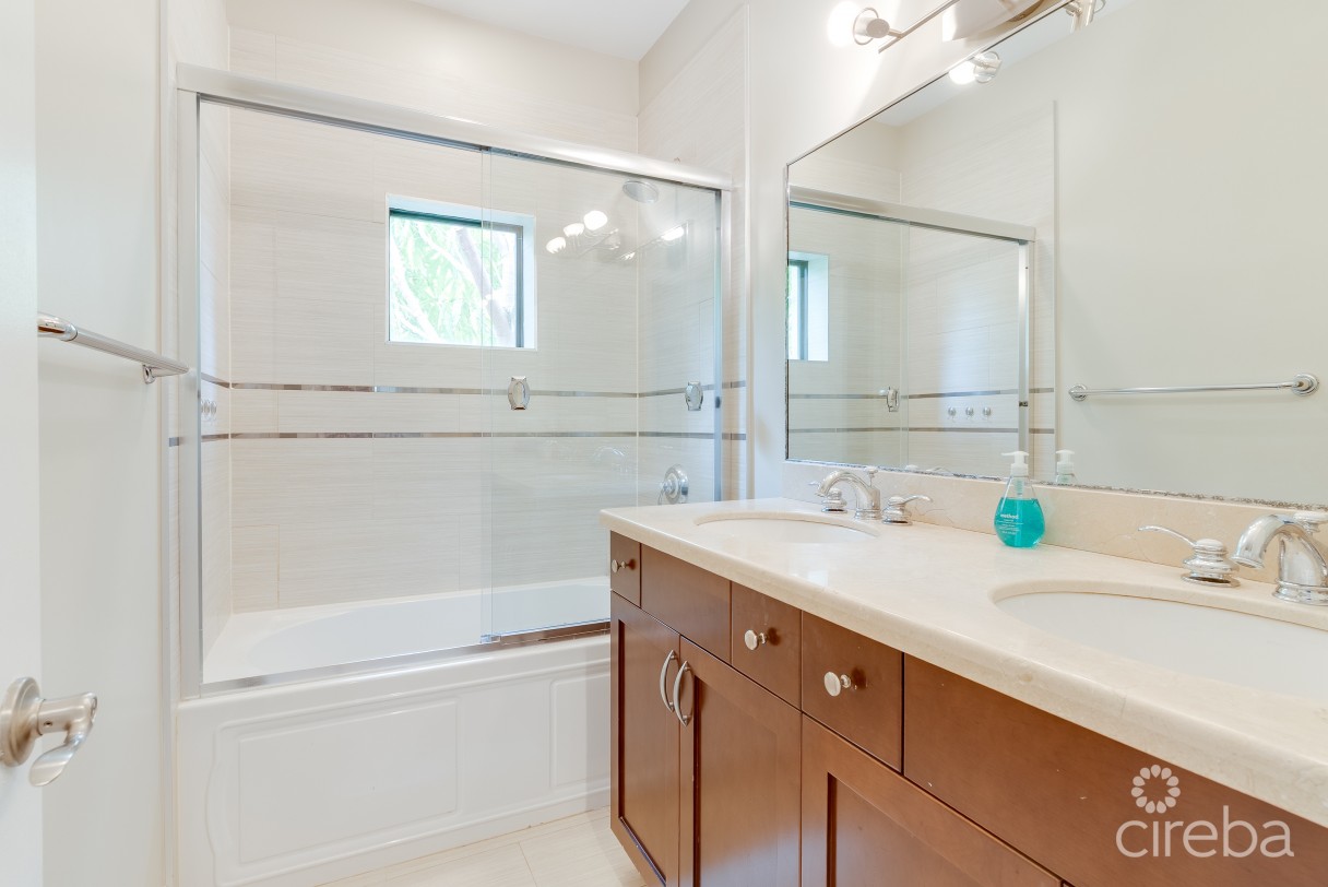 Cypress Pointe Family Home - Image 14