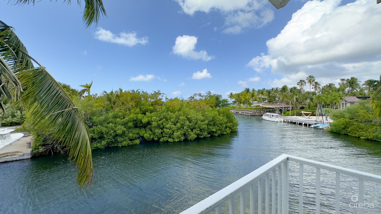 Coastal Escape Waterfront Townhouse - Image 12