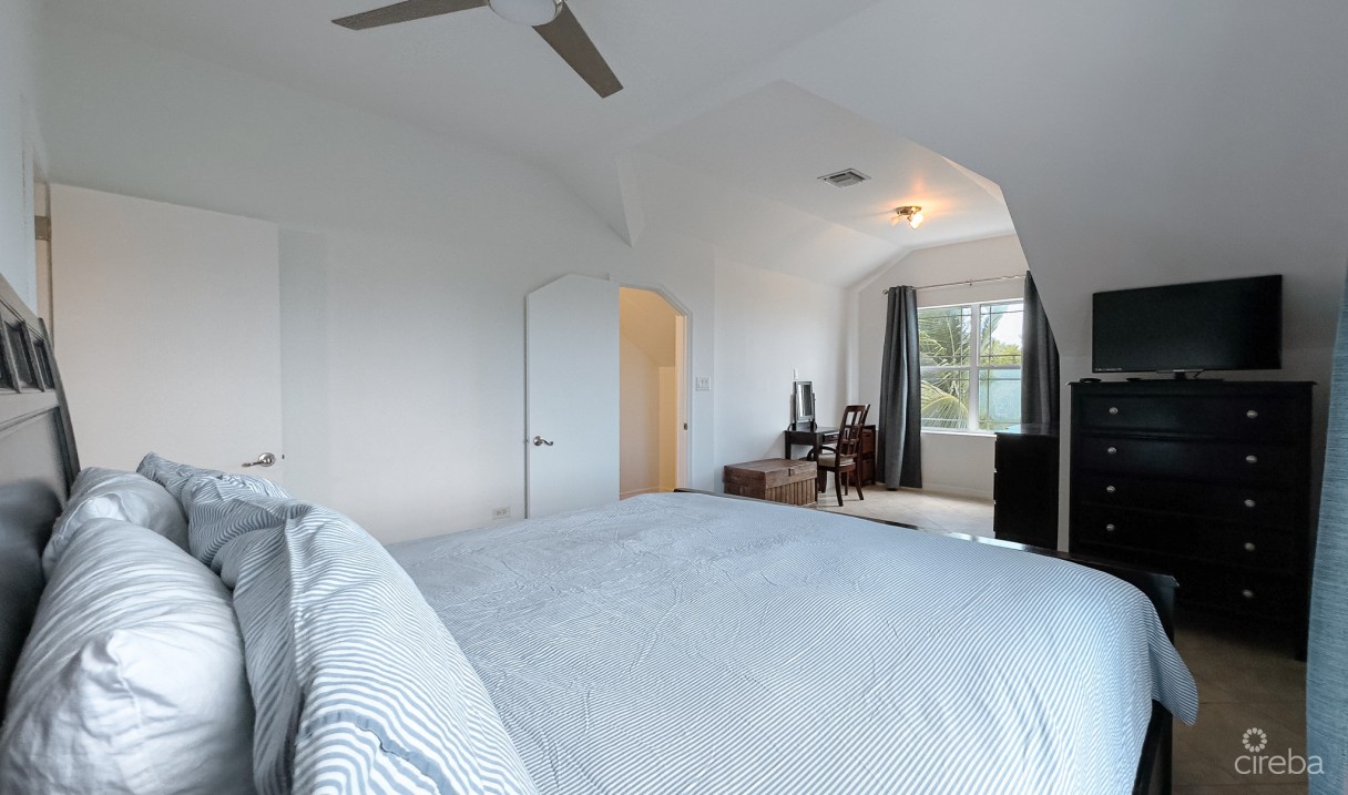 Coastal Escape Waterfront Townhouse - Image 10