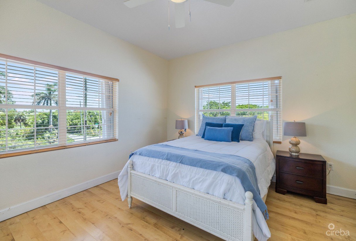 Paradise Point | 3-bed, 2.5-bath Oceanfront Townhouse | West Bay - Image 4