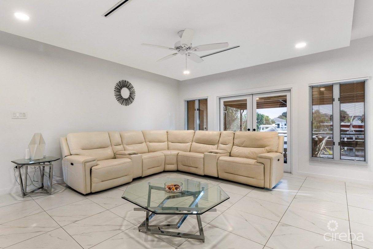 Fully Remodeled 3br Family Home In North Sound Estates - Image 6