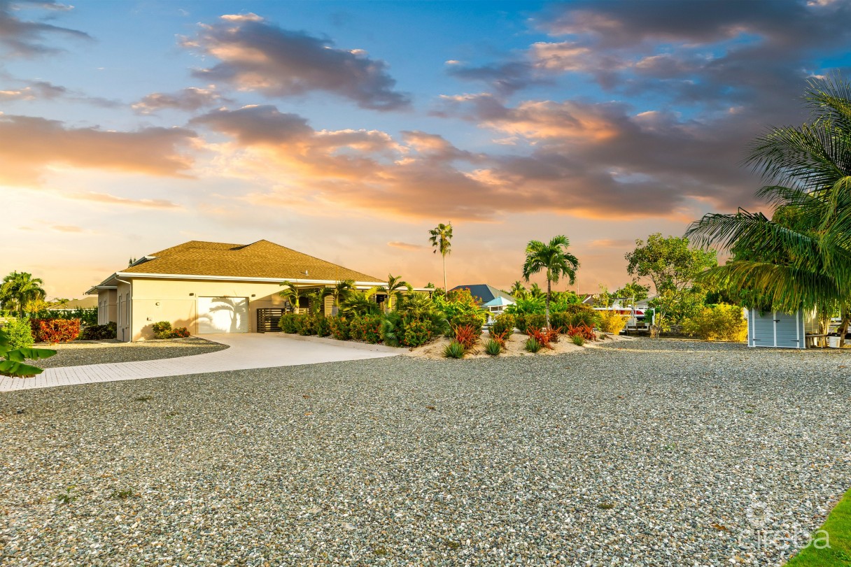 Fully Remodeled 3br Family Home In North Sound Estates - Image 25