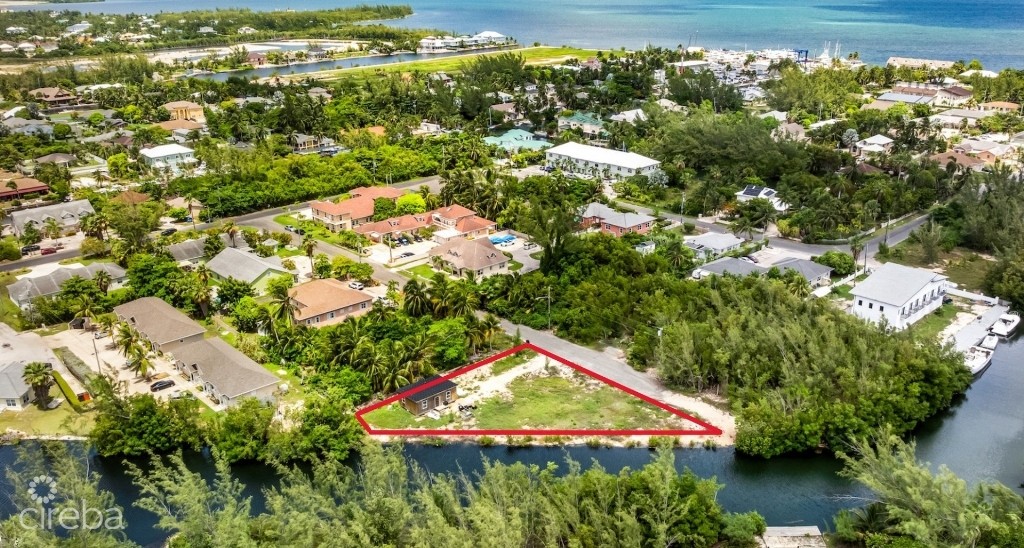 Chinaberry Drive Canal Front Lot - Image 3