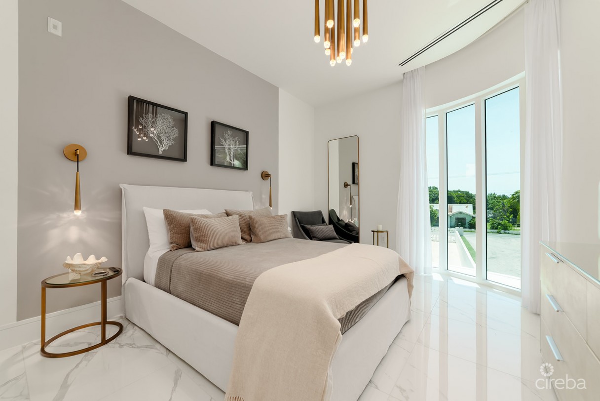 Fin- Chic 4 Bed W Den Condo - Image 1