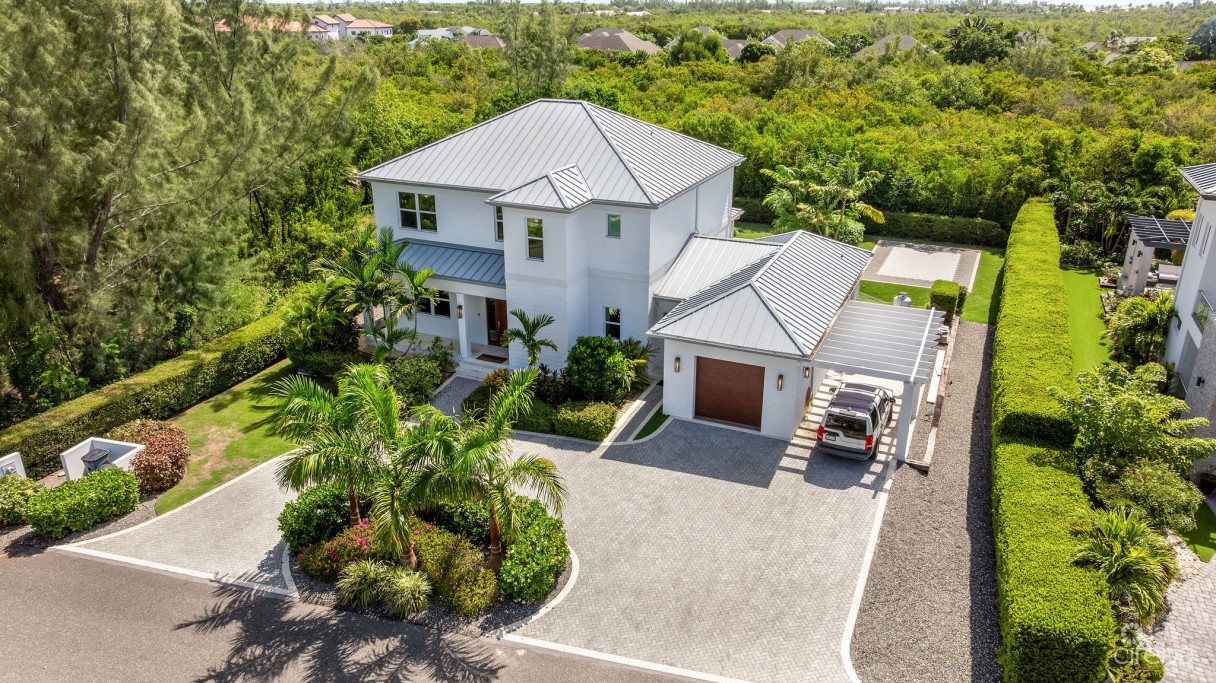 The Lakes Executive Family Home With Pool