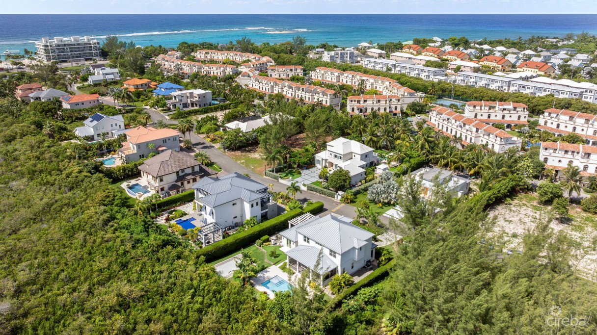 The Lakes Executive Family Home With Pool - Image 26