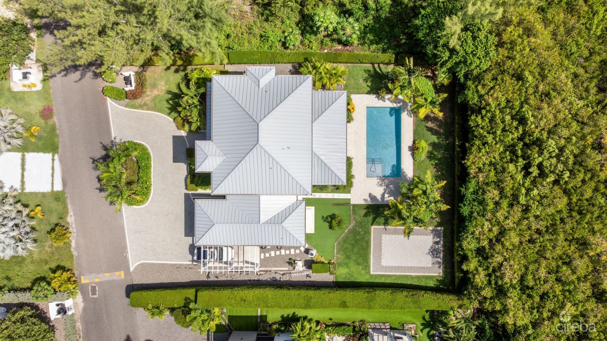 The Lakes Executive Family Home With Pool - Image 25