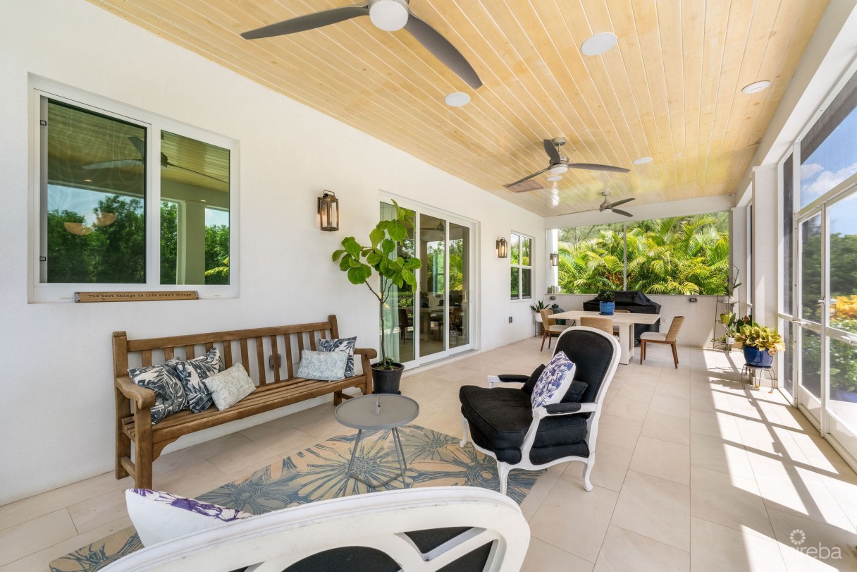 The Lakes Executive Family Home With Pool - Image 6