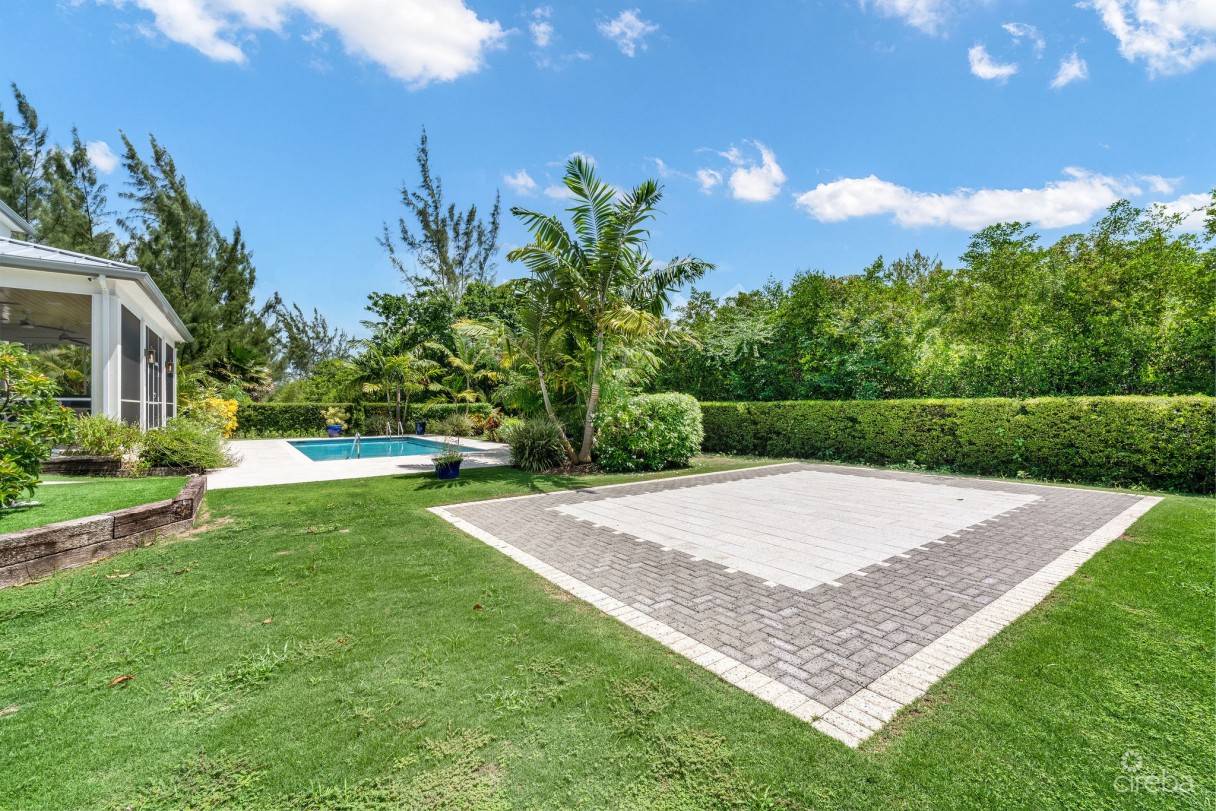 The Lakes Executive Family Home With Pool - Image 4