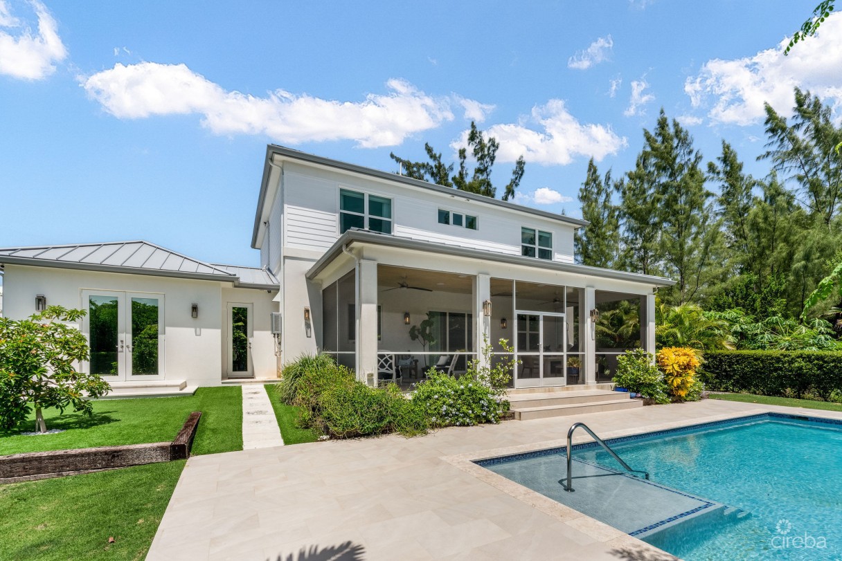 The Lakes Executive Family Home With Pool - Image 2