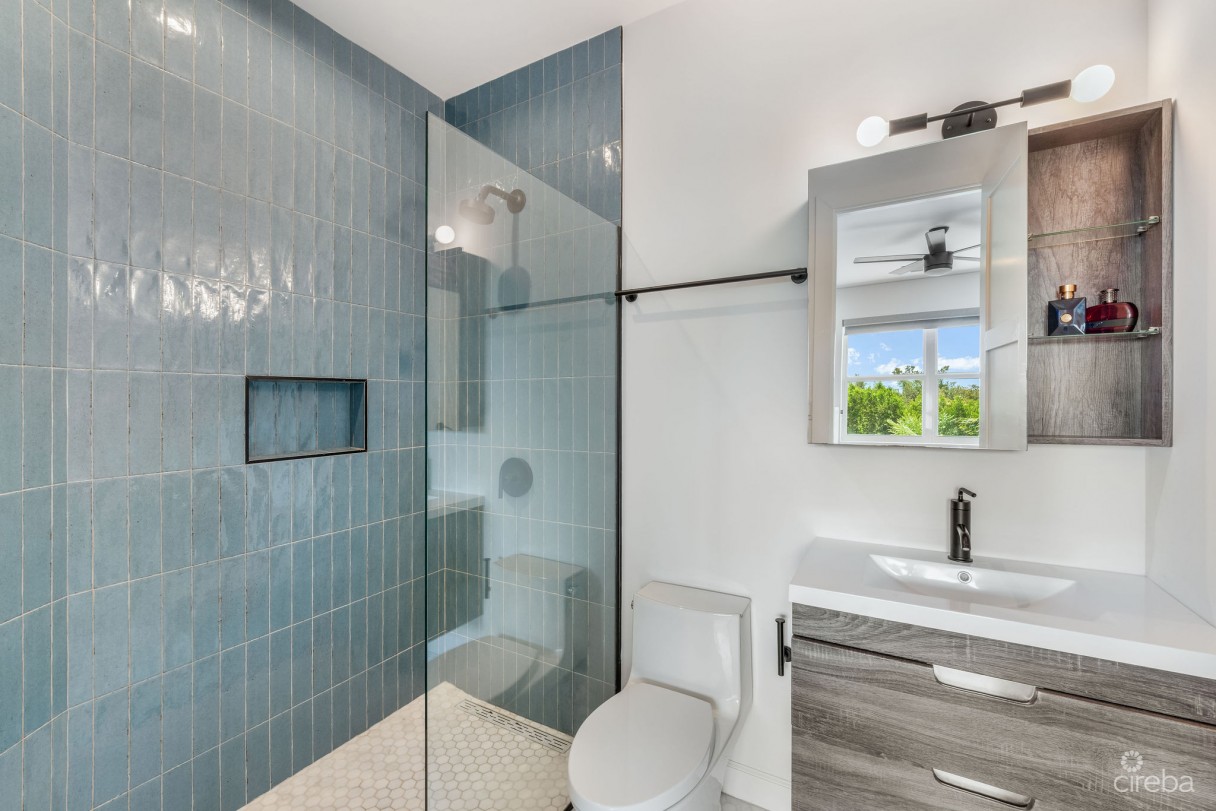 The Lakes Executive Family Home With Pool - Image 20