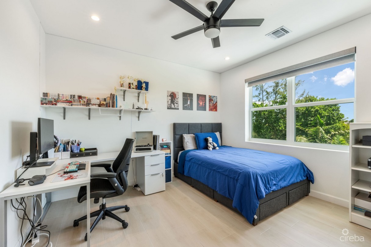 The Lakes Executive Family Home With Pool - Image 19