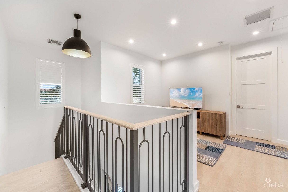 The Lakes Executive Family Home With Pool - Image 14