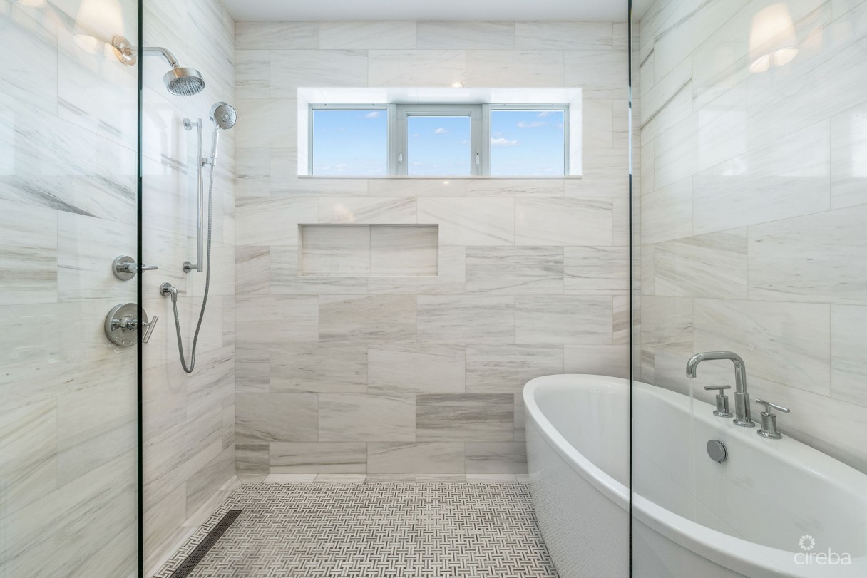 The Lakes Executive Family Home With Pool - Image 18