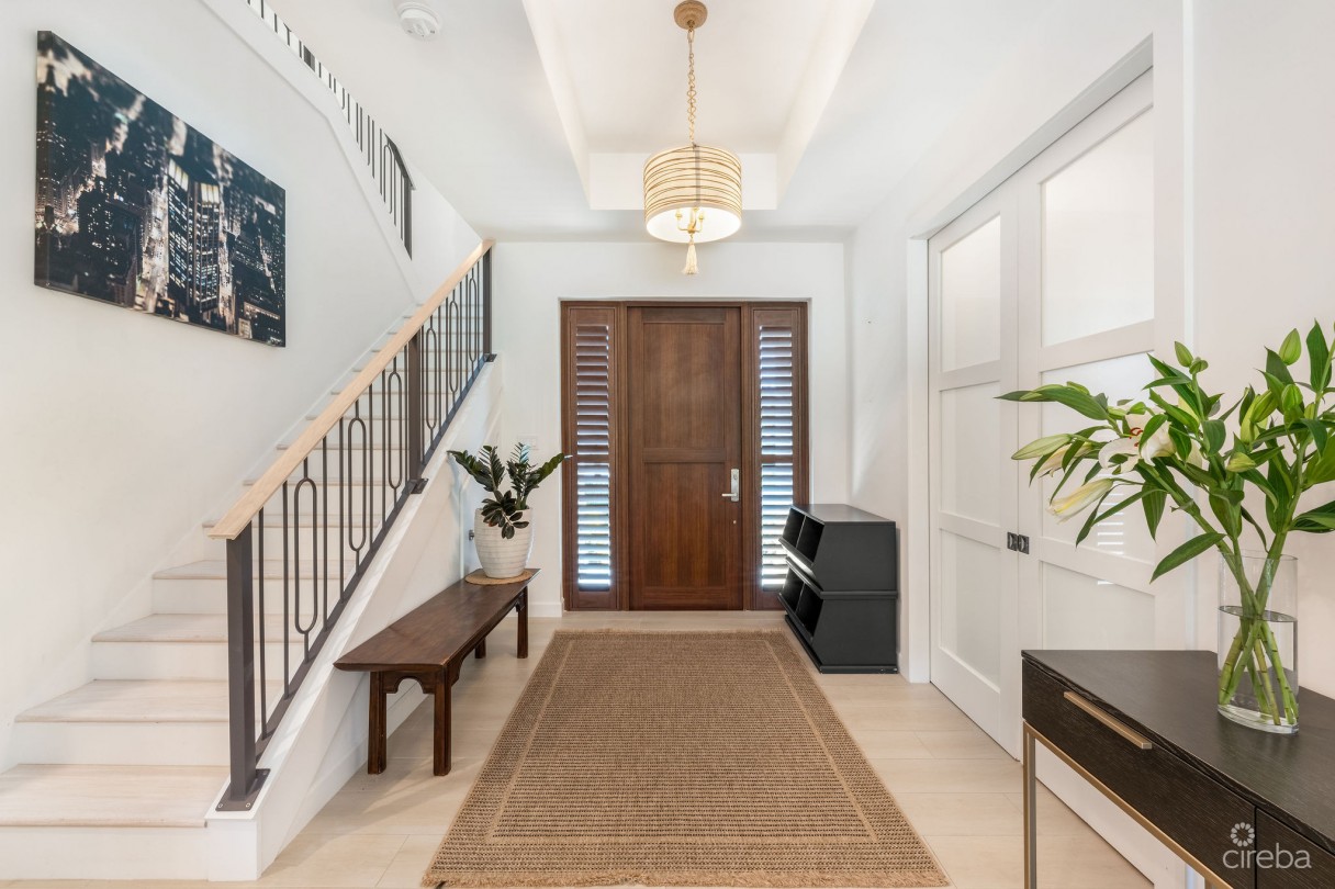 The Lakes Executive Family Home With Pool - Image 12