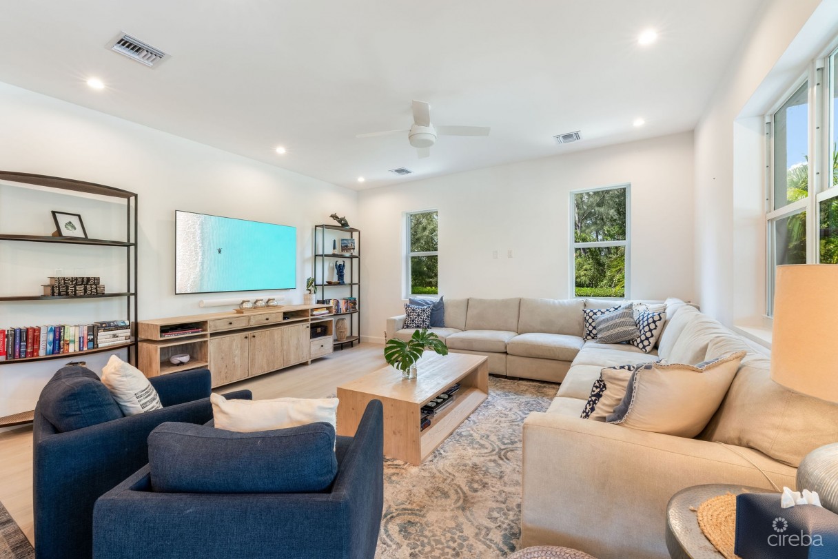 The Lakes Executive Family Home With Pool - Image 8