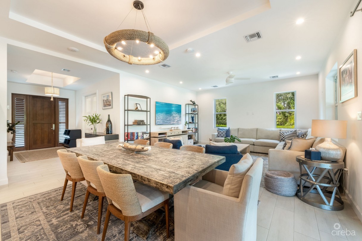 The Lakes Executive Family Home With Pool - Image 9