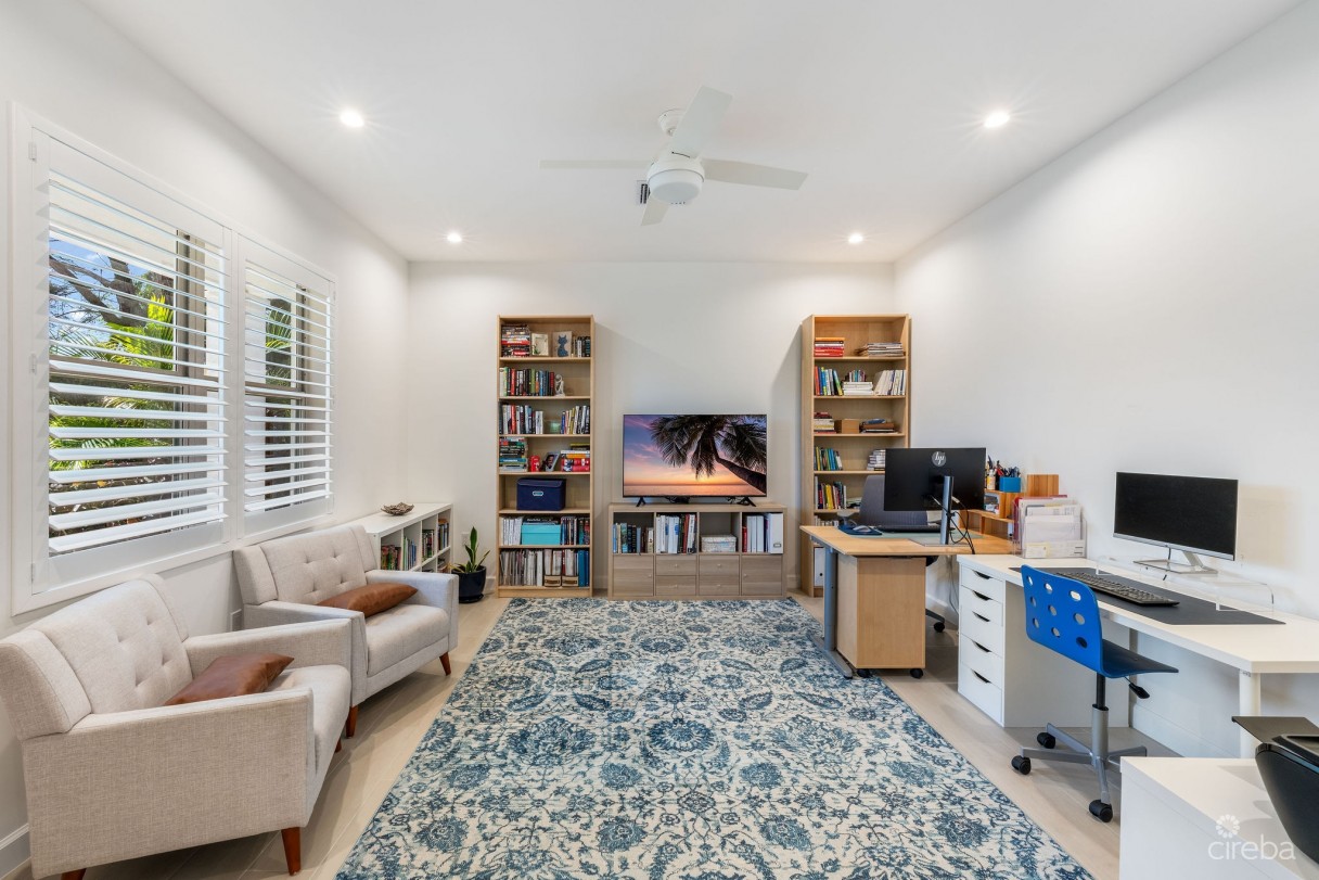 The Lakes Executive Family Home With Pool - Image 13