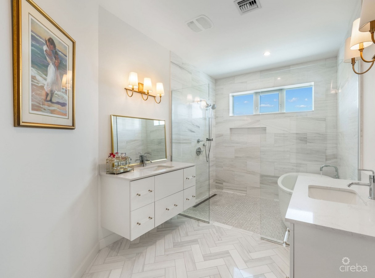 The Lakes Executive Family Home With Pool - Image 17