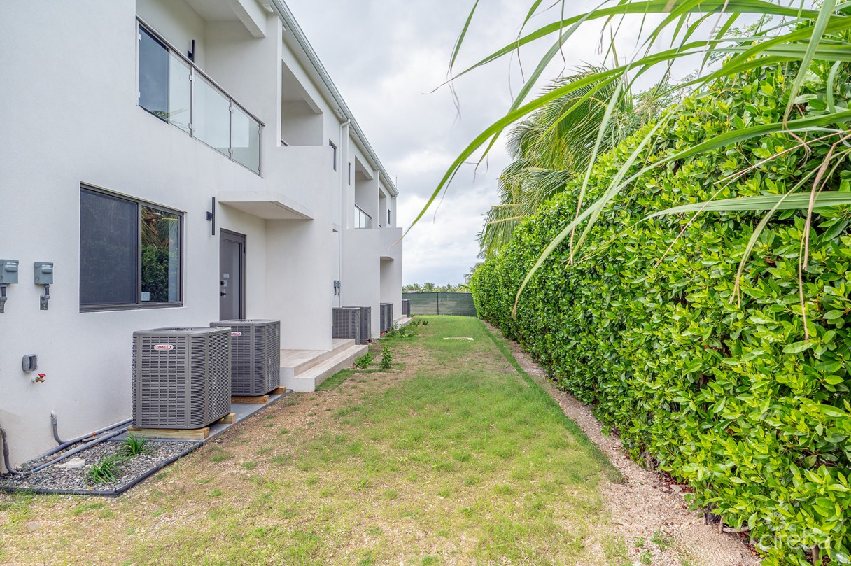 Lavania Court - Gated - Large 2 Bed 2 Bath Townhomes - Image 10