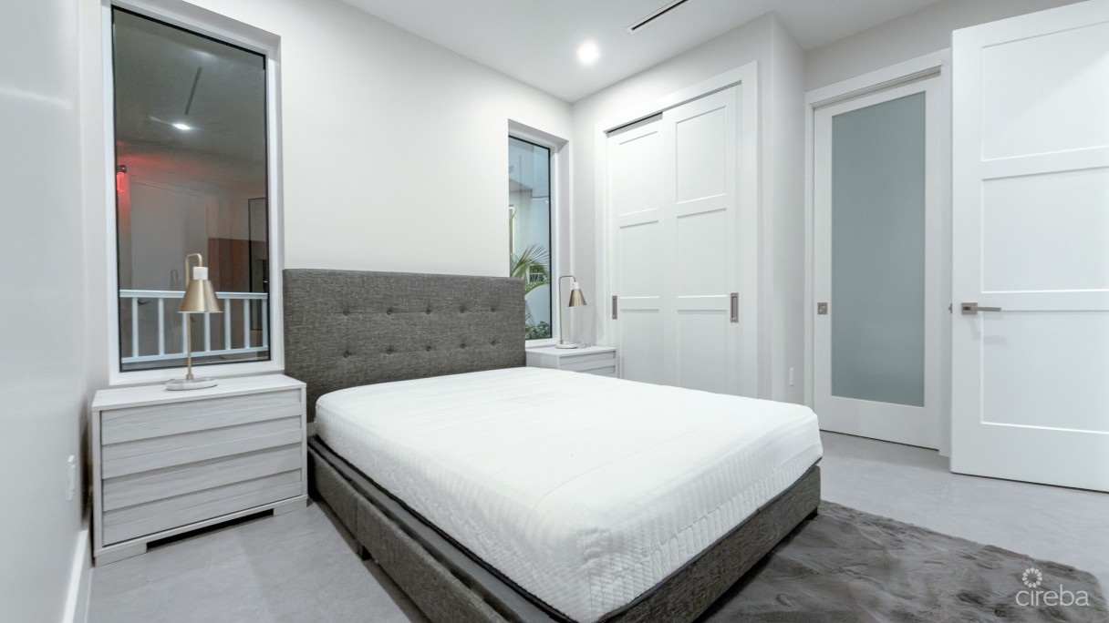 Point West 5 Bedroom Waterfront Residence - Image 13