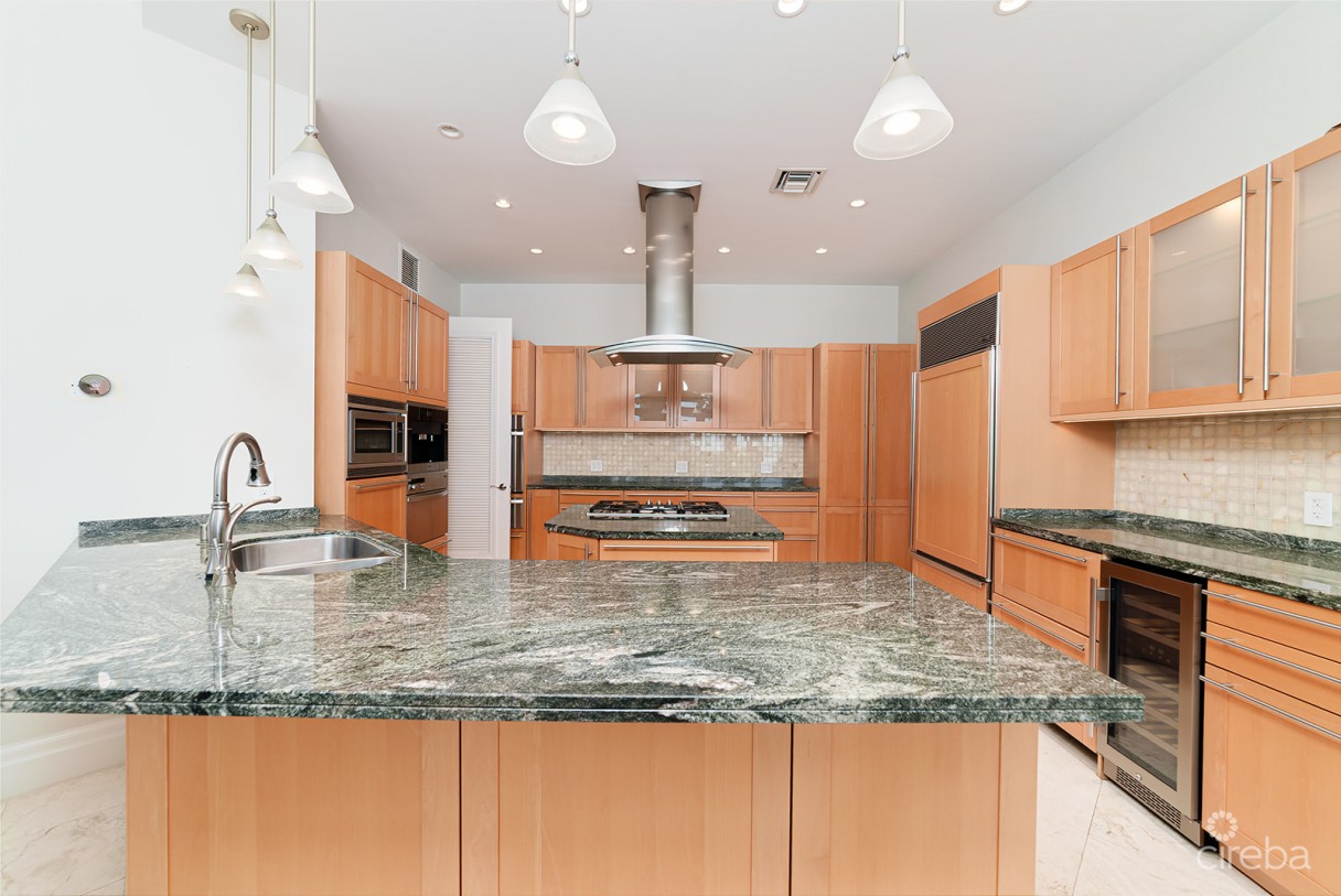 The Blue House - Waterfront Home South Sound Road - Image 8