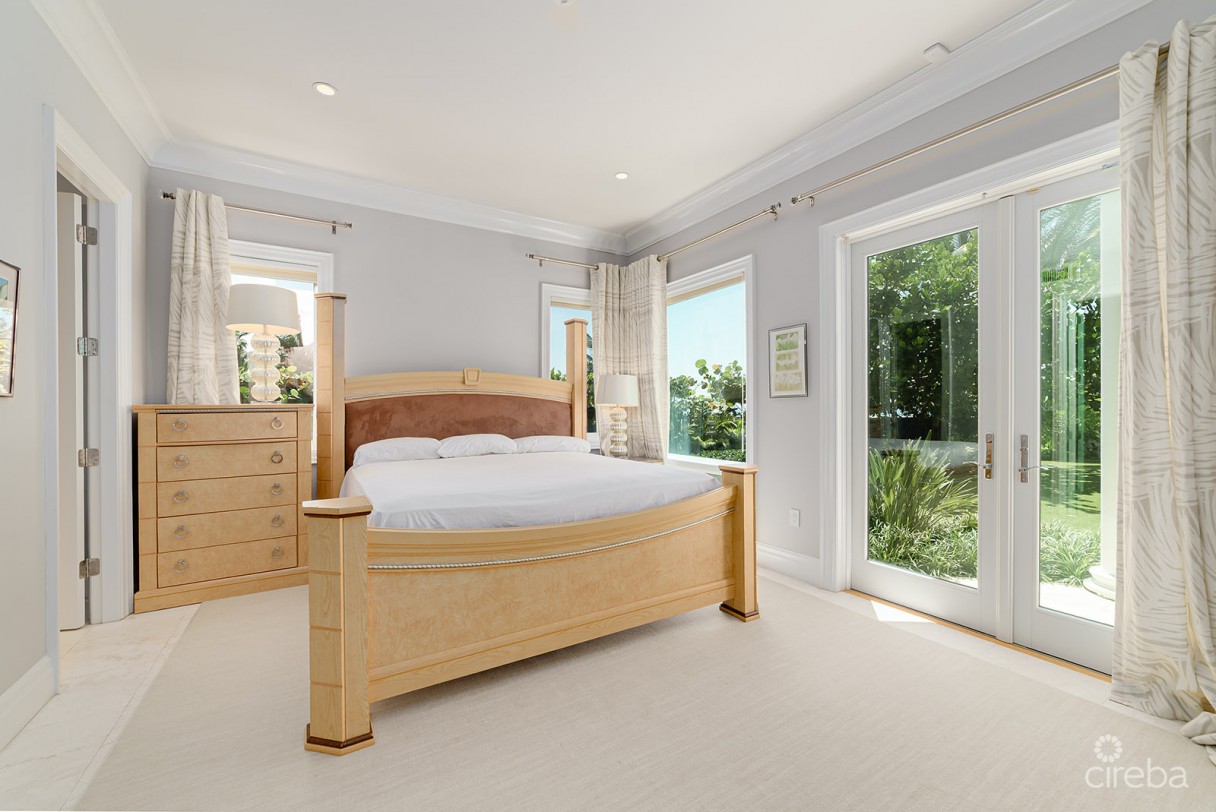 The Blue House - Waterfront Home South Sound Road - Image 13