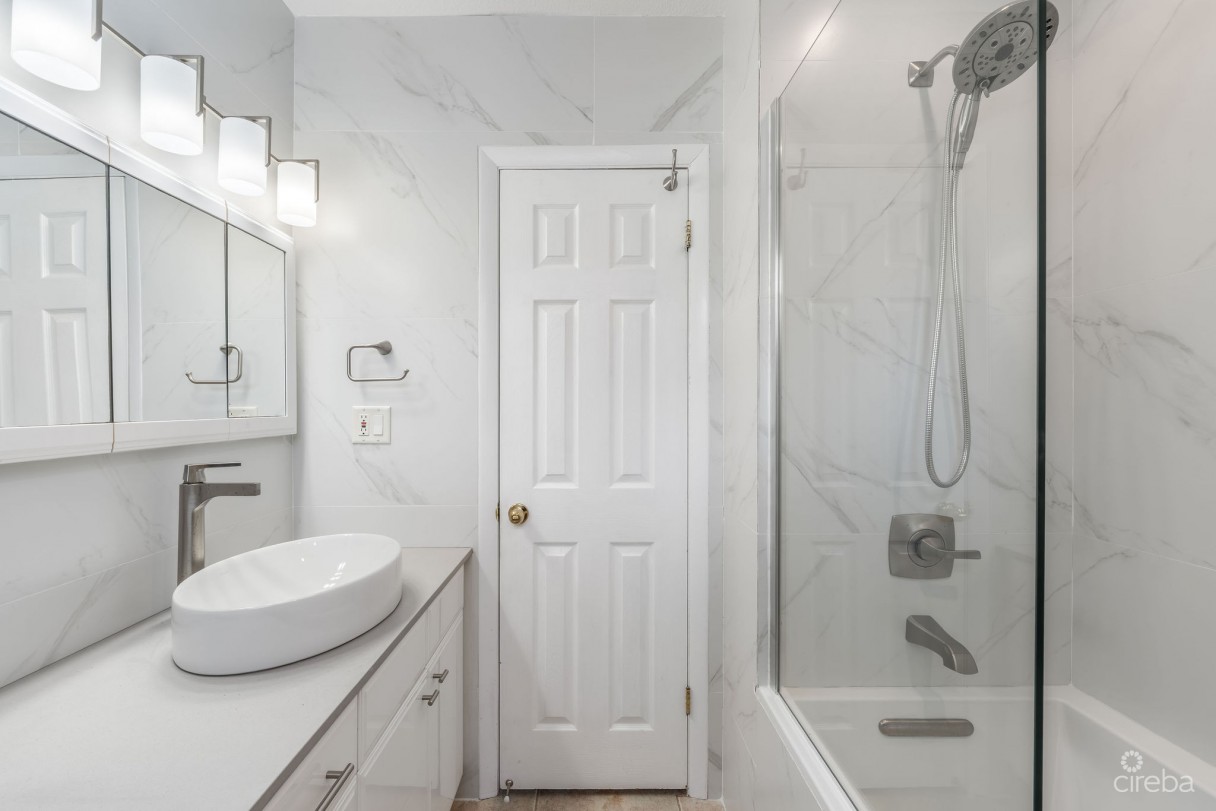 Caribbean Paradise 8, 3 Bed + Den Beachfront Villa - Image 12