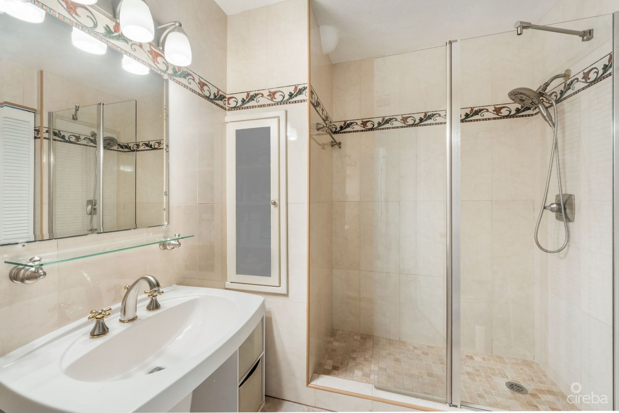 Caribbean Paradise 8, 3 Bed + Den Beachfront Villa - Image 14