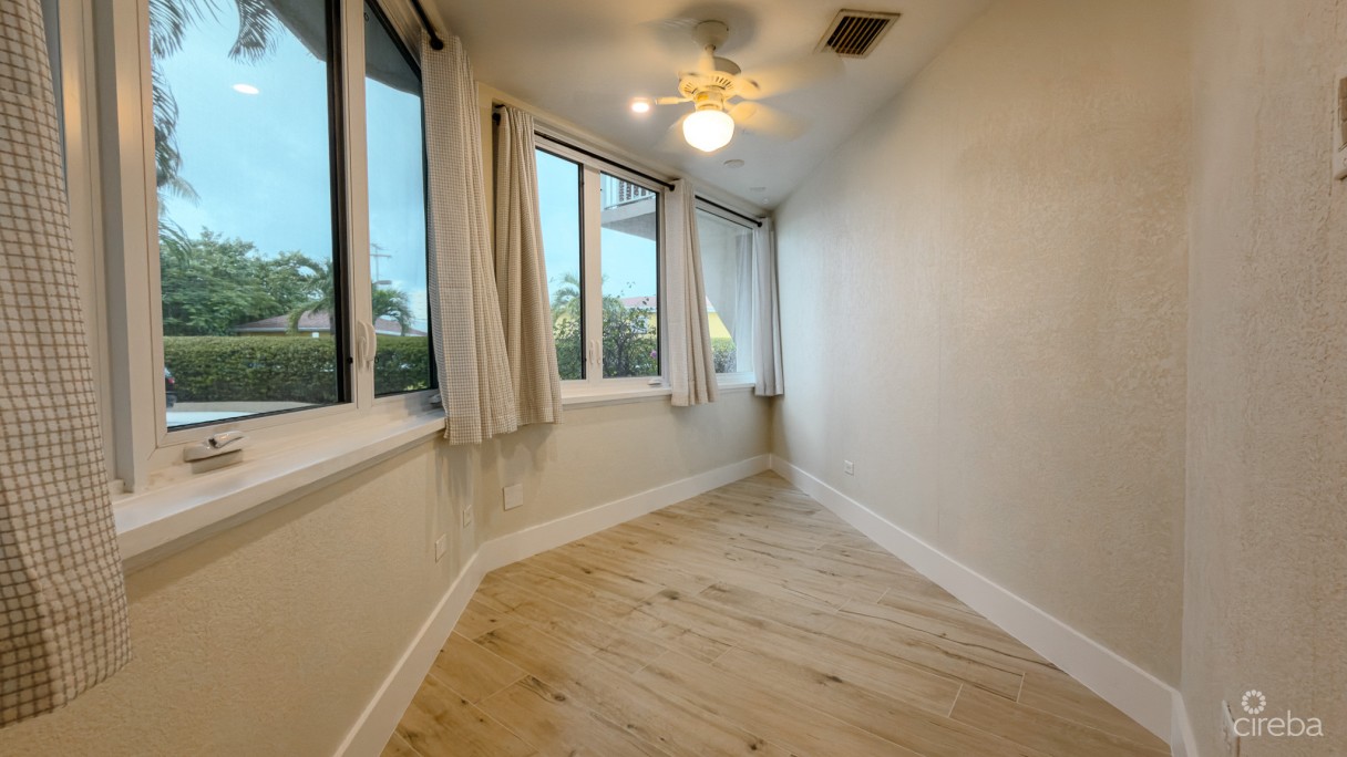 Poinsettia Condo Seven Mile Beach - Image 12