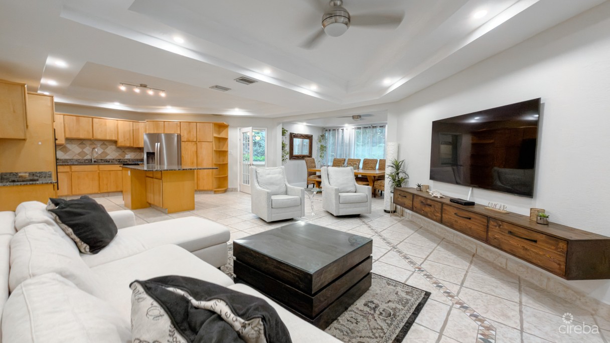 Poinsettia Condo Seven Mile Beach - Image 4