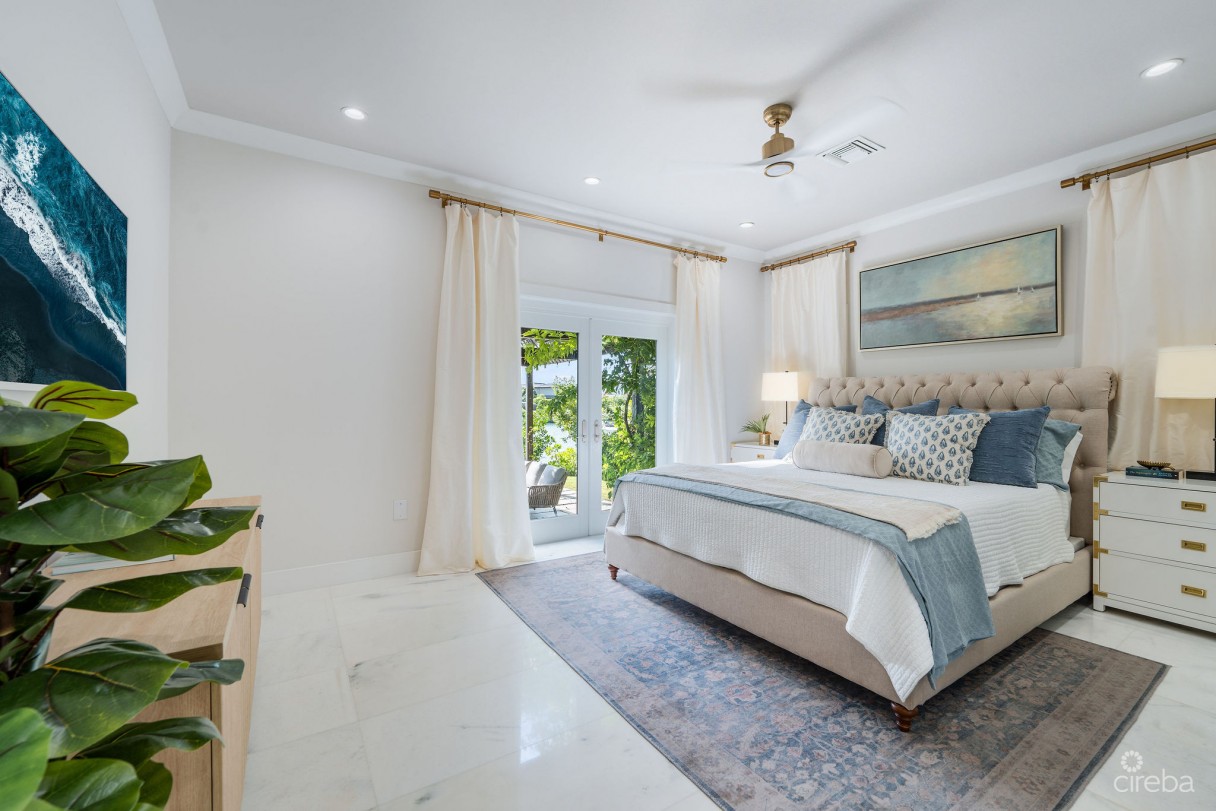 Fully Renovated 4-bed Canal Front Home With Den & Dock | The Shores - Image 10