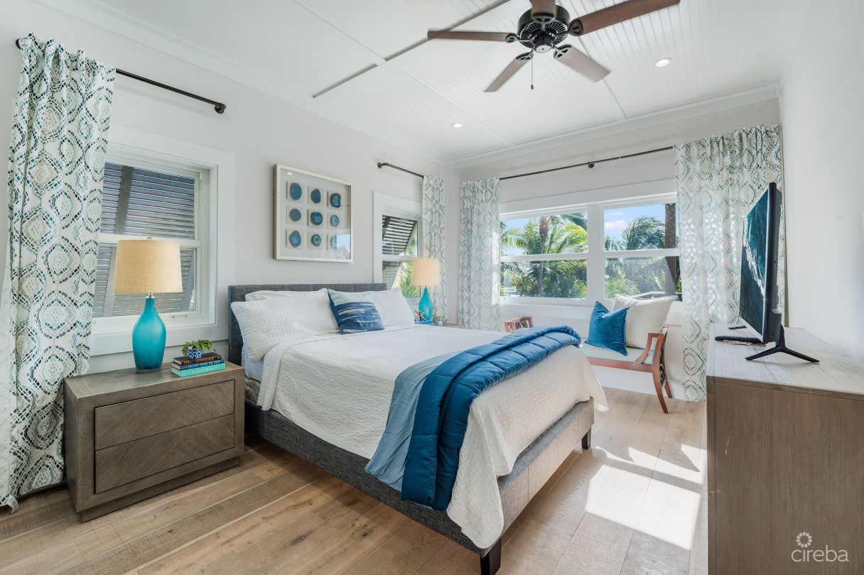 Fully Renovated 4-bed Canal Front Home With Den & Dock | The Shores - Image 13