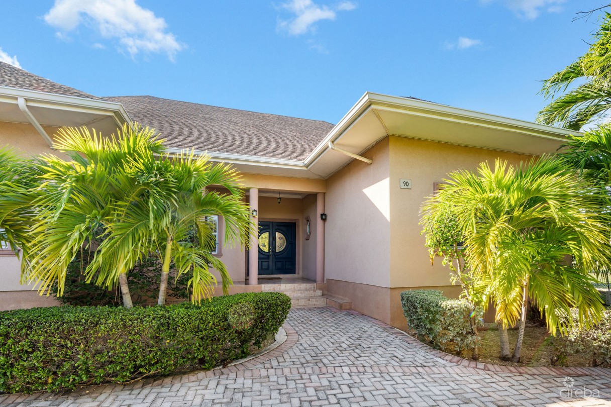 Large 5- Bedroom Home In Beach Bay, Bodden Town