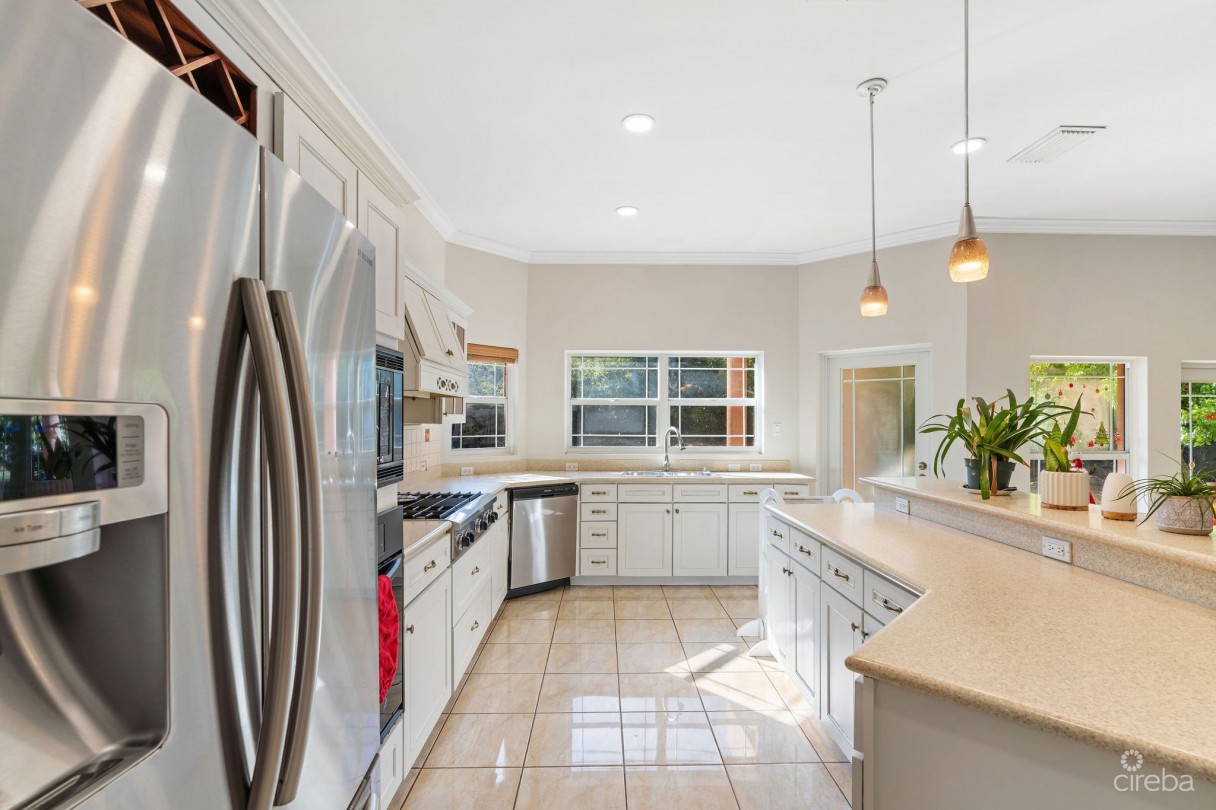 Large 5- Bedroom Home In Beach Bay, Bodden Town - Image 5