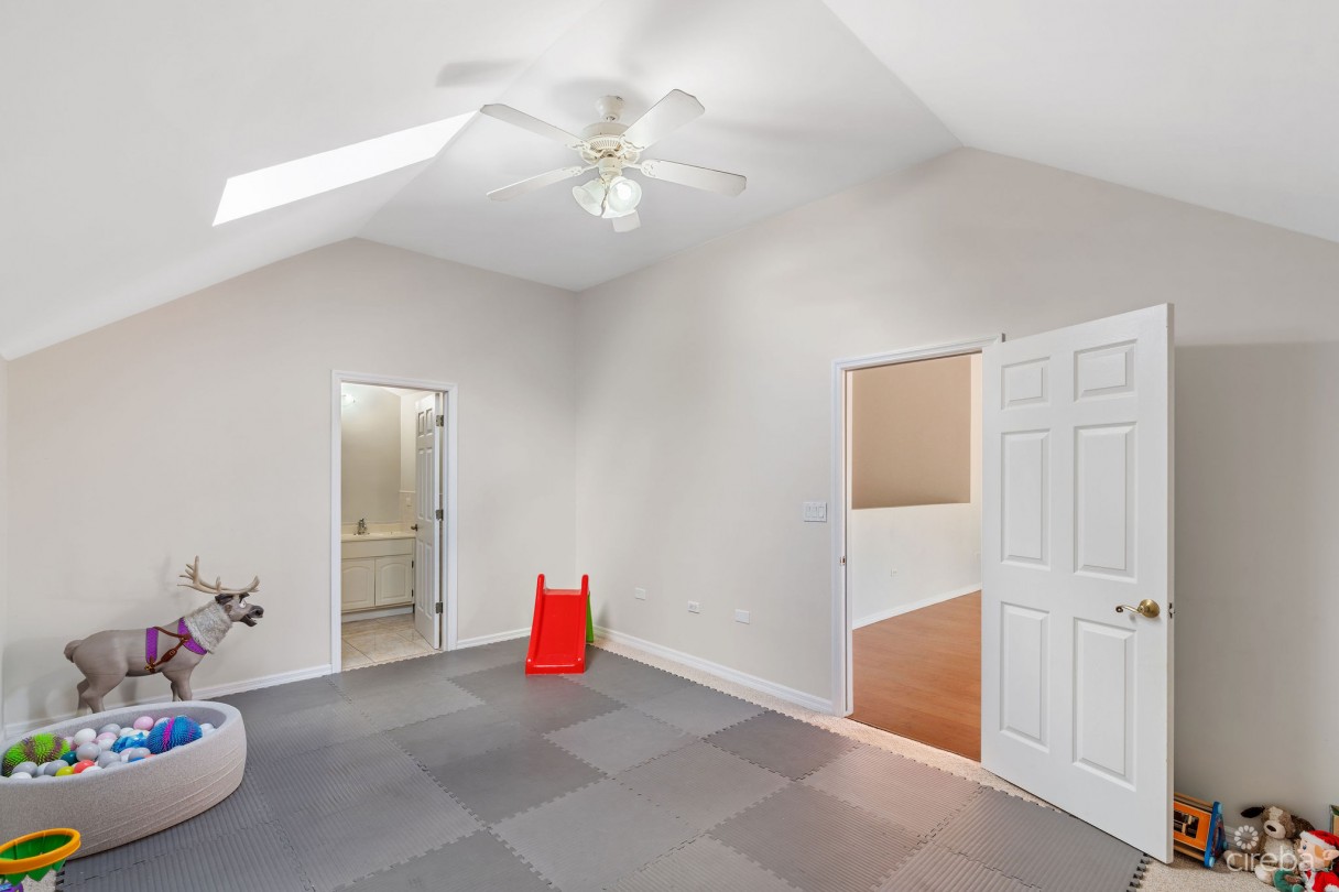 Large 5- Bedroom Home In Beach Bay, Bodden Town - Image 12