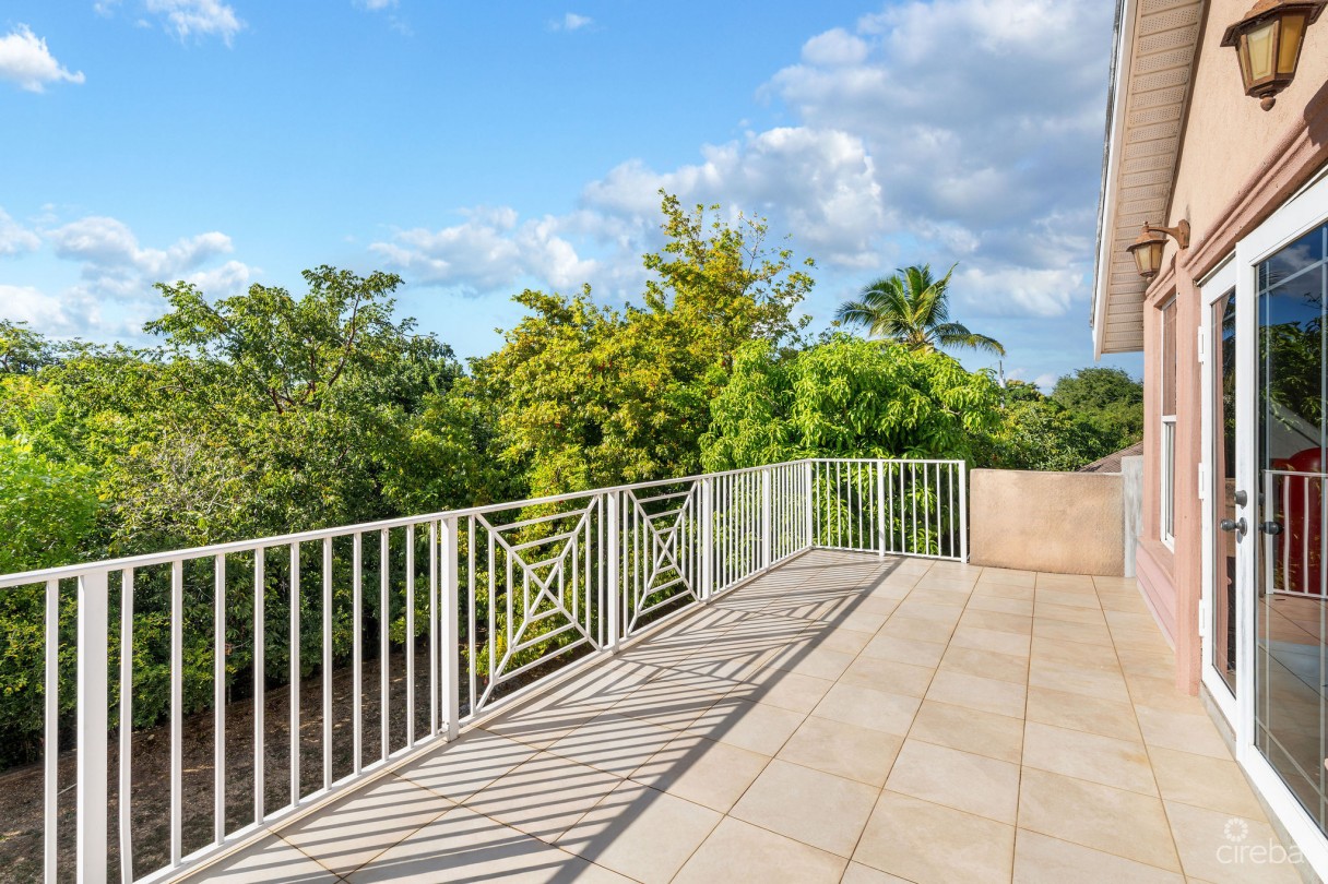 Large 5- Bedroom Home In Beach Bay, Bodden Town - Image 13