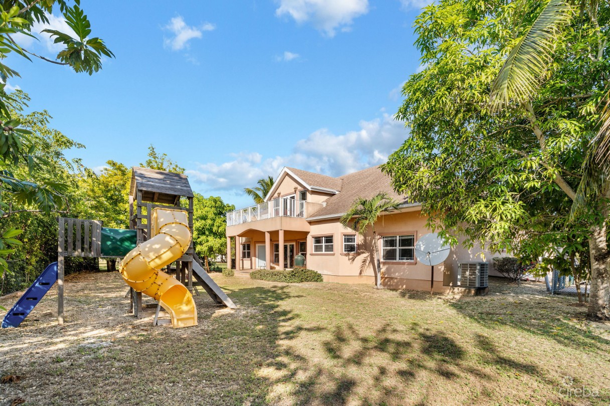 Large 5- Bedroom Home In Beach Bay, Bodden Town - Image 15