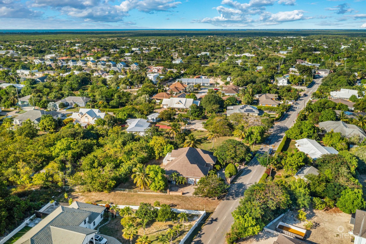 Large 5- Bedroom Home In Beach Bay, Bodden Town - Image 18