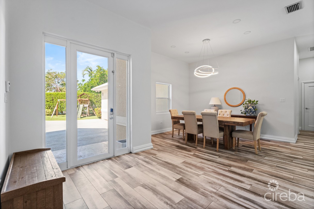 Jacaranda Court 35, South Sound Home - Image 2