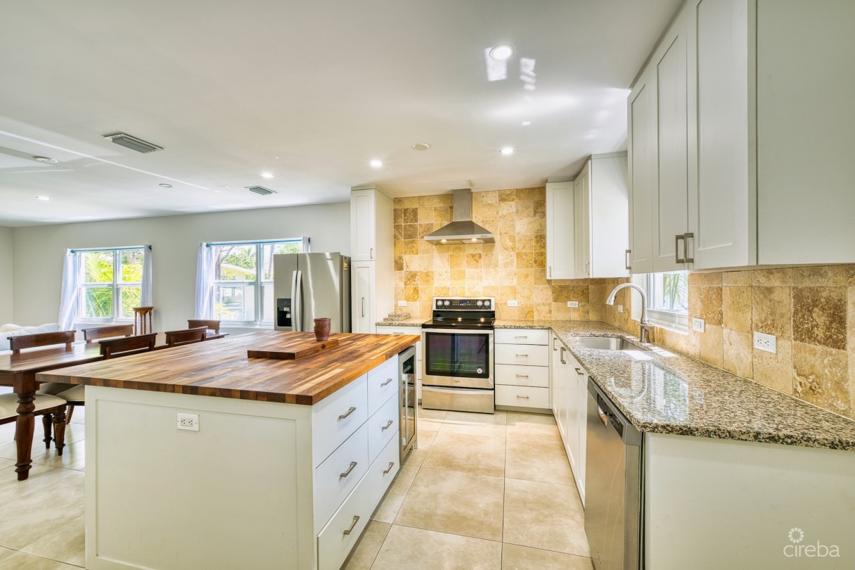 Glen Eden Renovated 2 Bed End Unit With Enclosed Yard - Image 3