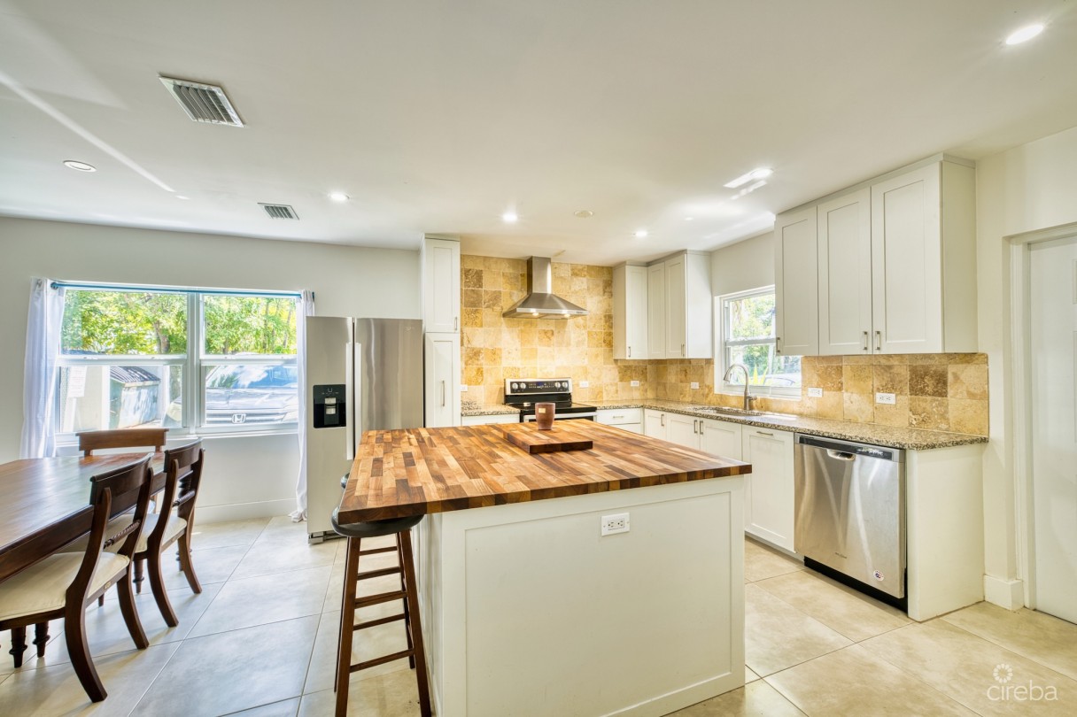 Glen Eden Renovated 2 Bed End Unit With Enclosed Yard - Image 4