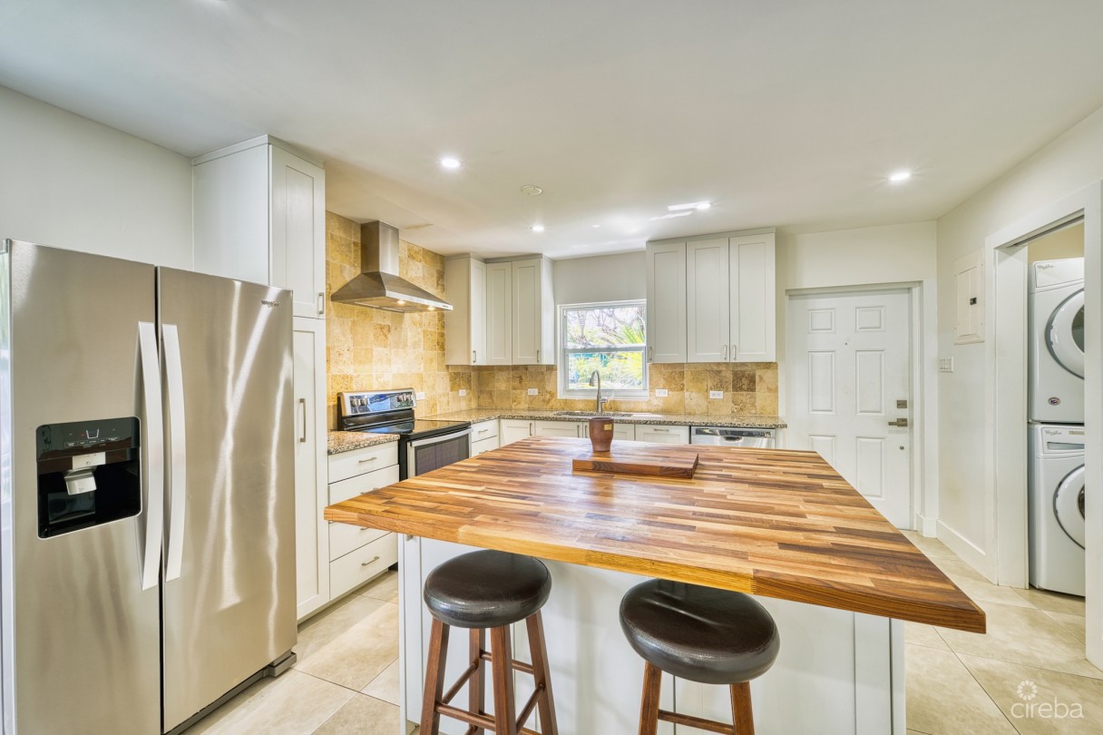 Glen Eden Renovated 2 Bed End Unit With Enclosed Yard - Image 6