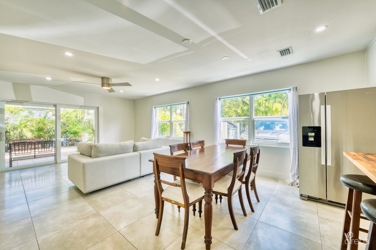 Glen Eden Renovated 2 Bed End Unit With Enclosed Yard - Image 7