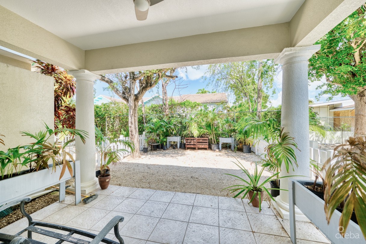 Glen Eden Renovated 2 Bed End Unit With Enclosed Yard - Image 11