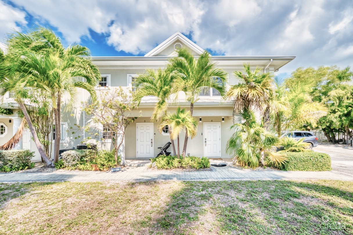 Glen Eden Renovated 2 Bed End Unit With Enclosed Yard - Image 1