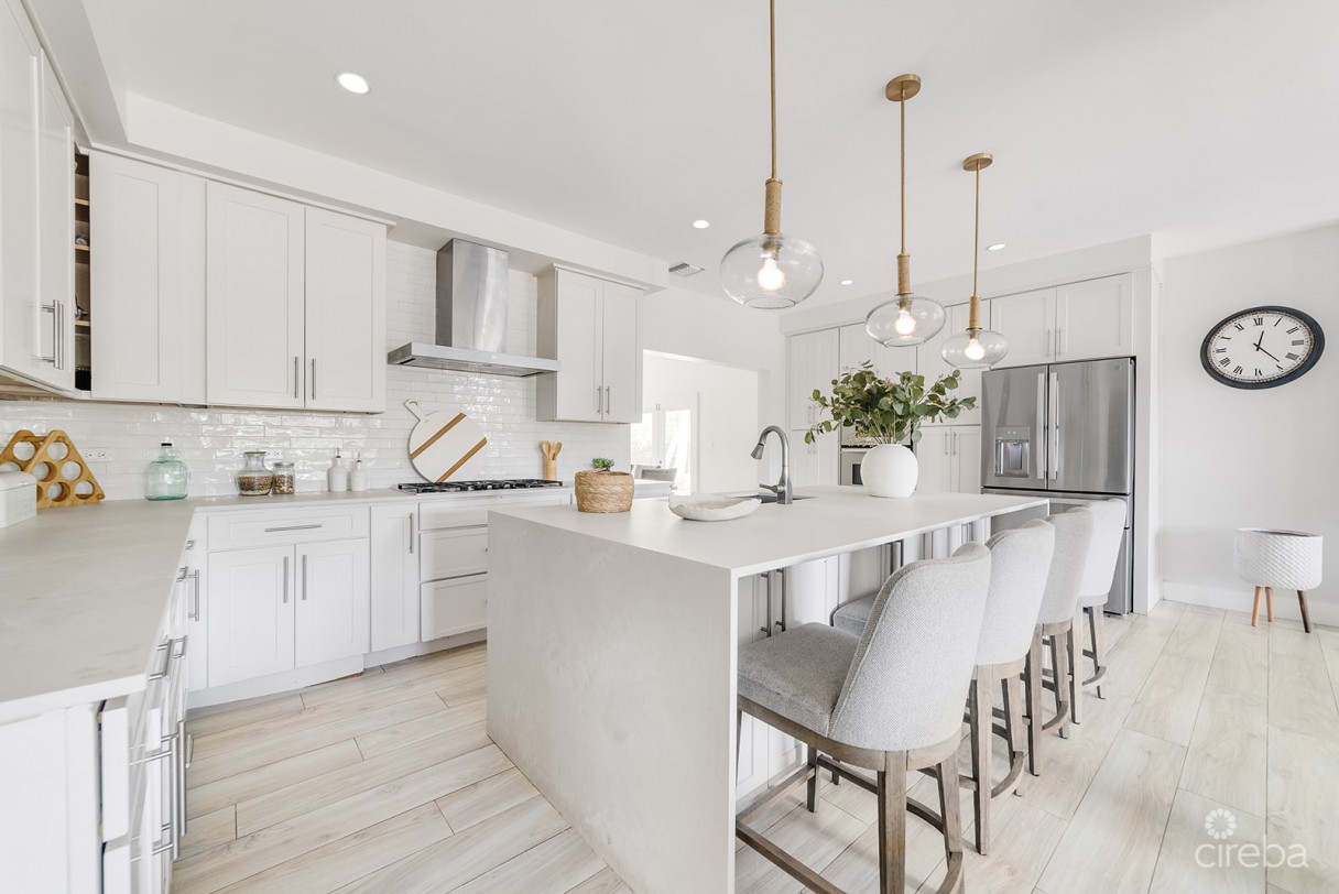 Elevated, 6-bedroom  Single Family Home On A Massive Parcel - Image 4