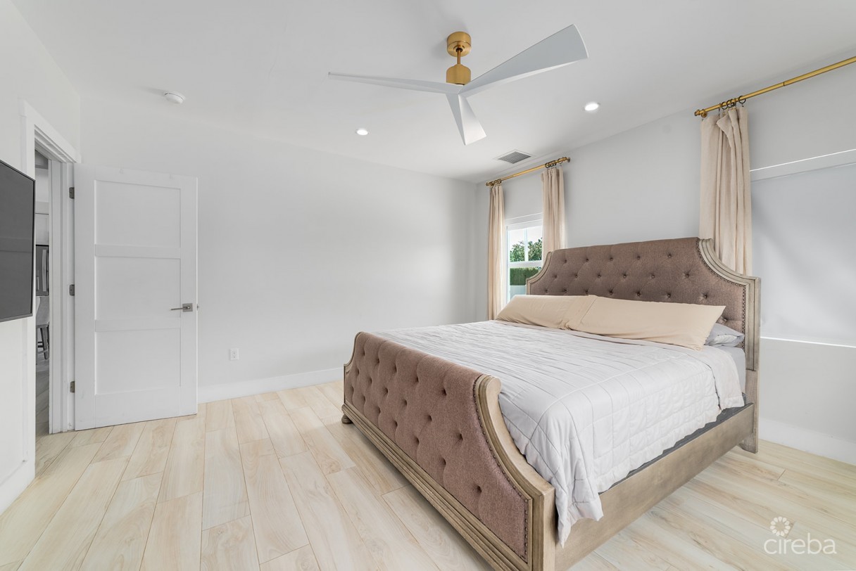 Elevated, 6-bedroom  Single Family Home On A Massive Parcel - Image 9